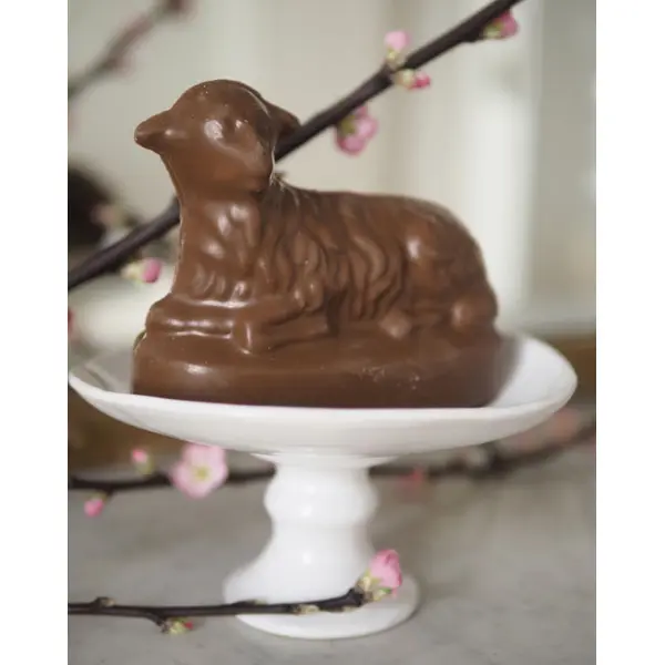 Agneau pascal en chocolat lait ©Catho Rétro